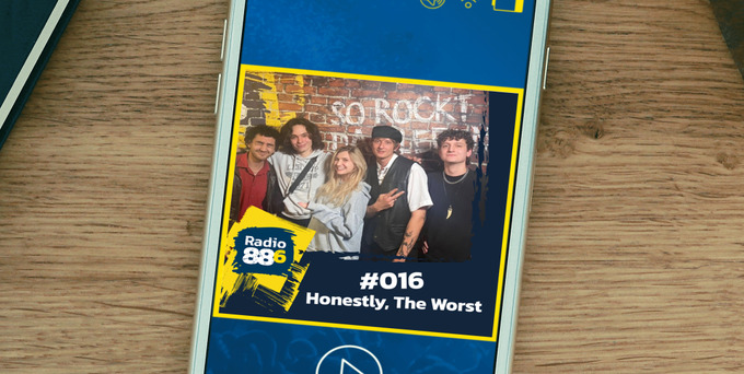 Diesmal bei Anni zu Besuch: Honestly, The Worst! Was bei Konzerten hinter den Kulissen abgeht, übers Gefühl auf der Bühne zu stehen und was die Mama zu dem ganzen sagt, hört ihr in der neuen Folge 'Wieso? Weshalb? Album!'